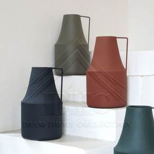 Florero de metal de estilo antiguo con un atractivo vintage único, perfecto para mejorar interiores modernos o rústicos - Product Image 2