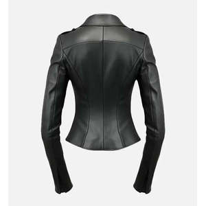 Chaqueta de cuero vacuno reversible negra para mujer con flecos y detalles de perlas - Product Image 4