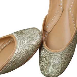 รองเท้าหนังผู้หญิงแฟชั่น ดีไซน์ใหม่สำหรับฤดูใบไม้ร่วง สีพื้นเรียบง่าย น้ำหนักเบา สไตล์ลำลอง เหมาะสำหรับงานปาร์ตี้ - Product Image 1