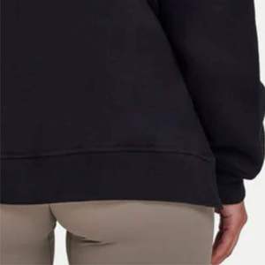 Sudadera con capucha de forro polar de 360 g para mujer, estilo urbano OEM, suave, de invierno, colores personalizados, manga larga, cuello redondo, personalizable - Product Image 5