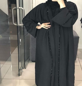 Abaya noire élégante avec bordure en sequins. Parfait pour les tenues de soirée et les événements spéciaux.. Disponible aux prix de gros - Product Image 1