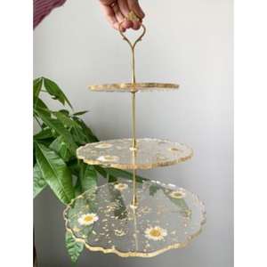 Impresionante soporte para pasteles de resina hecho a mano con bordes pulidos que garantizan una elegante mesa de postres para ocasiones elegantes - Product Image 2