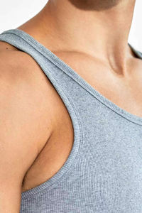 Camiseta sin mangas personalizada de verano para hombre, camiseta sin mangas informal con cuello redondo, patrón sólido tejido, precio de fábrica, servicio OEM, camiseta sin mangas para hombre - Product Image 4