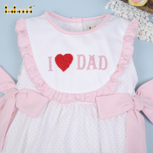 ชุดรอมเปอร์เด็กผู้หญิงติดกระดุมแบบฝรั่งเศส ผ้าฝ้ายออร์แกนิค 100% สีขาวลายจุดชมพู รับผลิตแบบ OEM ODM ขายส่ง รหัสสินค้า BB3007 - Product Image 3