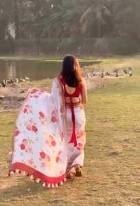 Saree élégant en tissu de lin à porter quotidiennement avec tissage à bordure dorée Saree traditionnel décontracté à imprimé floral pour les fêtes - Product Image 5