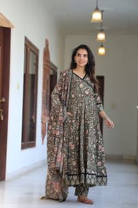 Nuevo Conjunto de Kurta Tradicional India de Algodón Estampado a Mano con Diseño Floral Ligero en Color Índigo para Fiestas, Ropa Étnica al por Mayor para Exportación - Product Image 3