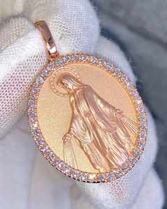 Dijes Personalizados de Oro Amarillo de 18K con Moissanita de Corte Brillante Redondo, Diseño Elegante, Colección de Joyería Hip Hop Personalizada - Product Image 2