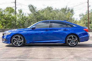 Honda Accord Sedán 2022 Automático con Volante a la Izquierda, Tracción en las Cuatro Ruedas, Asientos de Cuero, Techo Panorámico, Cámara Trasera, Neumáticos R18 - Product Image 2