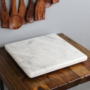 Belle planche à découper en marbre moderne conçue pour rehausser l'esthétique de la cuisine tout en offrant des performances supérieures aux chefs - Product Image 4