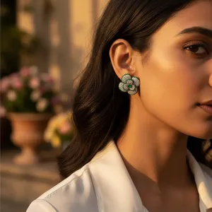 Boucles d'oreilles clous florales tendance pour femmes, pierres vertes, laiton plaqué or, alliage de cuivre, perle, diamant, pour fêtes et occasions religieuses - Product Image 2