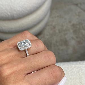 Bague de fiançailles en or blanc 18 carats avec diamant de laboratoire de 4,50 carats, taille émeraude, F VVS2 VVS1, sertie halo et pierres latérales, design unique - Product Image 2