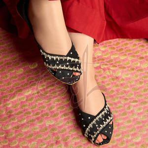 รองเท้าคุสซาทรงเปชาวาร์สีดำ ยี่ห้อราฮี เอ็นเตอร์ไพรส์ รุ่น RE-K-001 พื้นรองเท้ากันลื่น หนังแท้ พื้นรองเท้าด้านนอกทำจากหนังแท้  หน้าผ้ากำมะหยี่ ทำด้วยมือ - Product Image 5