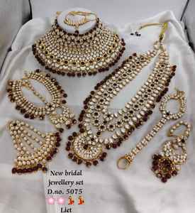 Conjunto de Joyería Nupcial Completo de Diseño Tradicional y Moderno Indio, Chapado en Oro, con Maang Tikka para Niñas y Mujeres - Product Image 3