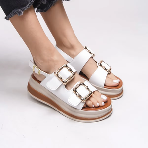 Modèle de sandales pour femmes de haute qualité couleur crème noir avec semelle en métal doré blanc - Product Image 1