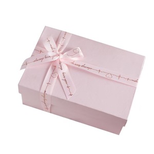 Boîte cadeau rose de luxe avec couvercle amovible, ruban estampé, emballage personnalisé écologique et biodégradable pour occasions spéciales - Product Image 3