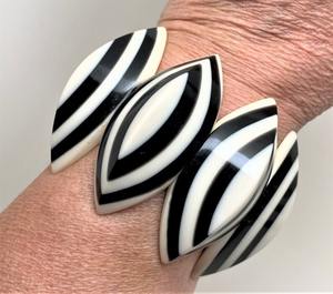 กำไลข้อมือเรซินทำด้วยมือเครื่องประดับชิ้นใหญ่พิเศษดีไซน์เป็นเอกลักษณ์ทำจากเรซินวัสดุที่เป็นมิตรกับสิ่งแวดล้อม - Product Image 4