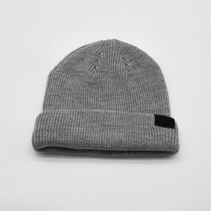 Bonnet en tricot gris personnalisé pour hommes et femmes Bonnet d'hiver en acrylique doux avec manchette pliée et patch vierge pour logo - Product Image 3