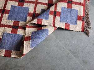 พรมปอกระเจาขนสัตว์สีเบจสีฟ้าและสีแดงแบบทอมือพรมปูพื้นแบบแบนพื้นผิวลายตารางสำหรับพื้นที่ทันสมัยซักได้ - Product Image 2