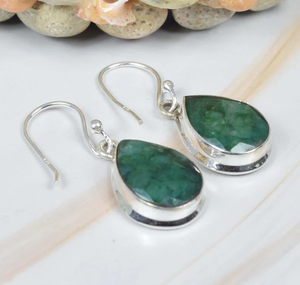 Pendientes colgantes de plata de ley 925 al por mayor hechos a mano verde esmeralda facetada piedra preciosa forma de pera mayo piedra natal joyería de moda - Product Image 3