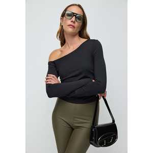 Camiseta TirtBasic con cuello asimétrico - Product Image 1