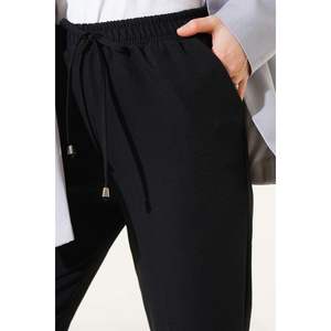 กางเกงสีดำเจียมเนื้อเจียมตัวกับเอวยางยืดและการออกแบบขาผอม - Product Image 2