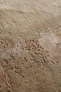 Tapis moderne abstrait beige terre brute pastel rêveur en laine et tencel à poils longs noués à la main - Product Image 3