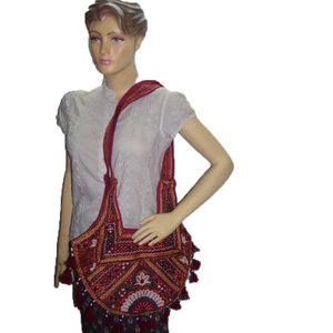 Bolso bandolera bordado tradicional con trabajo de espejo y borlas perfecto para estilo étnico y bohemio - Product Image 4