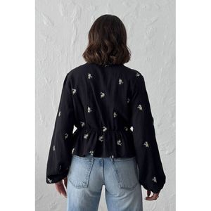 Blusa al por mayor Topshow con detalle bordado y lazo frontal - [object Object] - Product Image 3