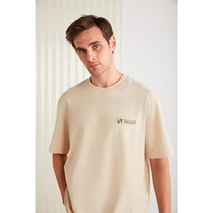 เสื้อยืดคอกลมทรงเข้ารูปผู้ชาย Zeus ผ้าฝ้ายออร์แกนิก สีเบจ แต่งลายปัก - Product Image 1