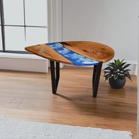 Table basse en bois massif au design moderne personnalisable, plateau en résine époxy, pieds en métal, fabrication artisanale, durable, finition peinte