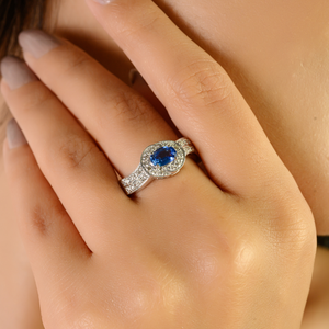 Anillo de Diseño de Doble Capa con Zafiro Azul y Diamantes en Engaste de Puntas, Joyería de Oro Blanco de 14K, Lujoso y Elegante - Product Image 2