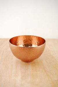 Cuenco de latón y cobre de doble tono, pieza tradicional hecha a mano, ideal para decoración de bodas, uso en templos, servicio festivo y regalos - Product Image 4