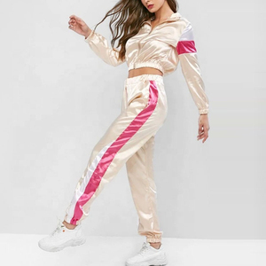 ขายส่งเสื้อแจ็คเก็ตและกางเกงครอปซิปแบบกําหนดเองชุดกันลมชุดไนลอนโพลีเอสเตอร์สองชิ้นชุดวอร์มชุดกันลมสําหรับผู้หญิง - Product Image 5