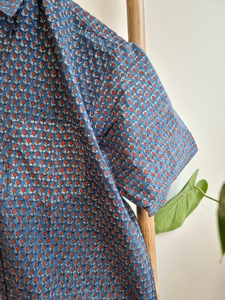 Chemise décontractée d'été confortable pour hommes en pur coton imprimé à la main Design indien respirant et frais pour les pique-niques de plage et de jardin - Product Image 3