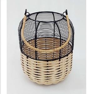 Lanterne en rotin tissée à la main élégante et moderne avec poignée pour la décoration de la maison, des mariages, des événements, des hôtels et des restaurants. - Product Image 1