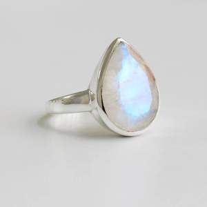 แหวนเงินแท้ 925 ดีไซน์คลาสสิก ประดับพลอยมูนสโตนทรงลูกแพร์ เหมาะสำหรับงานแต่งงาน งานหมั้น งานครบรอบ หรือเป็นของขวัญในงานปาร์ตี้ - Product Image 1