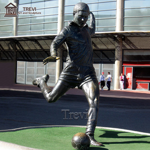 Escultura Metálica Conmemorativa Personalizada, Figura <span class=keywords><strong>de</strong></span> Jugador <span class=keywords><strong>de</strong></span> Fútbol <span class=keywords><strong>de</strong></span> Tamaño Real en Bronce - Product Image 2