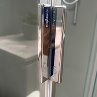 Colonne de douche extérieure avec pommeau de douche mural rond et mitigeur monocommande chromé pour salles de bains modernes et ajustables