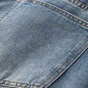 Jeans en denim pour hommes en gros Approvisionnement direct en usine Jeans taille moyenne coupe ajustée élégants durables lavables pour Streetwear quotidien - Product Image 4