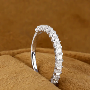 Anillo de Compromiso y Matrimonio con Moissanita, Corte Princesa, Media Eternidad, para Cualquier Ocasión - Product Image 1