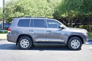 Toyota Land Cruiser SUV 2020, 8 Asientos, Interior de Cuero, Faros LED, Neumáticos R20, Transmisión Automática - Product Image 4