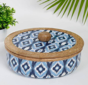 Caja de Chapati de madera con patrones florales y de hojas profundamente tallados en el lateral y la tapa, disponible a precios de mayorista - Product Image 5