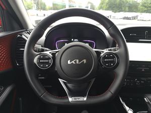 Clean Red 2024 Kia Soul GT-Line FWD Usado con asientos de cuero Arranque remoto Paquete de tecnología Bluetooth Asientos calefactables con techo solar - Product Image 4