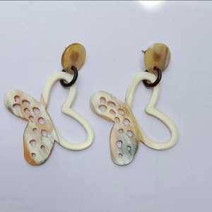 ต่างหูเขาควายน้ำรูปผีเสื้อทำด้วยมือเครื่องประดับแฟชั่นที่เป็นมิตรกับสิ่งแวดล้อมสไตล์ Boho ธรรมชาติน้ำหนักเบา - Product Image 1