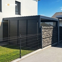 Pergola à lames orientables en aluminium avec panneaux coulissants et stores motorisés pour jardin résidentiel à Koper, Slovénie