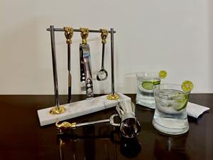 Ensemble d'outils de bar en acier inoxydable de qualité supérieure avec poignées dorées et support en marbre pour comptoir de bar à domicile et réceptions, provenant d'Inde - Product Image 4