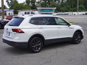 Blanco limpio usado 2023 Volkswagen Tiguan SE 4Motion con llantas de aleación Sistema de navegación de cuero Arranque remoto Paquete definitivo - Product Image 3