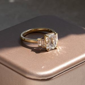 Bague de fiançailles de luxe avec pierre centrale taille émeraude, or 10K 14K 18K, argent, platine, prix d'usine - Product Image 3