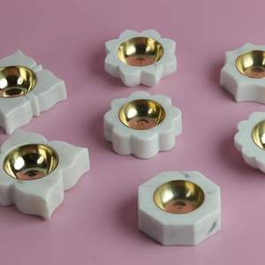 Porte-bougie en métal et marbre de haute qualité, écologique, conçu pour mettre en valeur la lumière des bougies pour Pâques et la décoration de la maison - Product Image 2