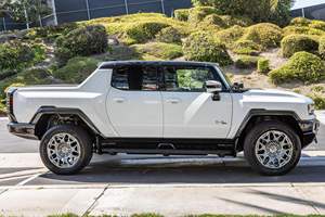 Atractivo GMC Hummer EV 3X Pickup 2024 con un sistema de triple motor de 1,000 caballos de fuerza y 11,500 lb-ft de torque - Product Image 2